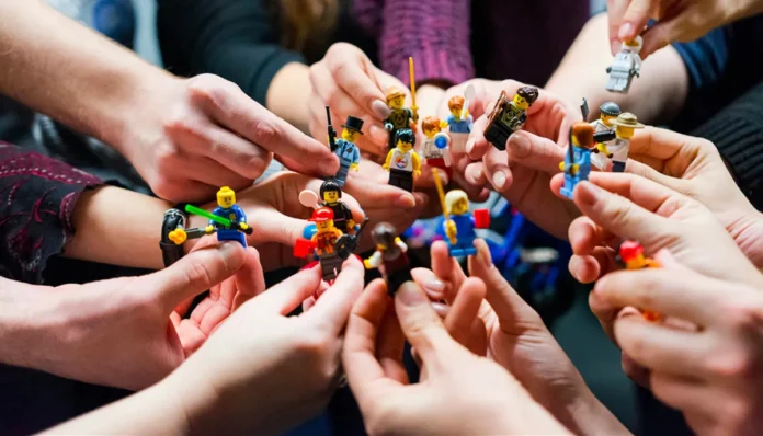 il gioco è una cosa seria evento all'unikversità iulm di milano per la giornata internazionale del gioco. Qui mani con lego